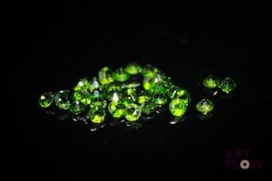 Trente-quatre diopsides chromées rondes. Non chauffée. 3.05 cts. Diam. moy.: 2.6mm
