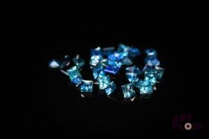 Trente saphirs carrés à pans vifs. 2.49 cts. Dims. moy.: 2.25mm x 2.25mm