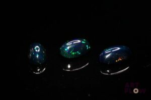 Trois opales noires cabochons ovales. 3.53 cts. Dims. moy.: 9.5mm x 6.0mm