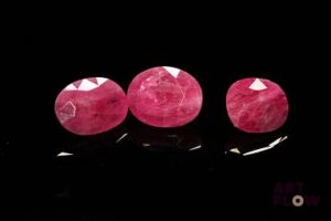 Trois rubis ovales. 6.70 cts. Dims. moy.: 8.5mm x 7.0mm