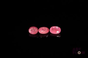 Trois saphirs roses ovales. 2.42 cts. Dims. moy.: 7.0mm x 5.0mm