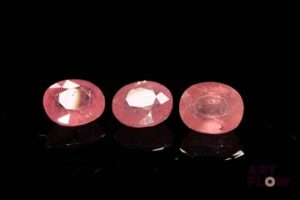 Trois saphirs roses ovales. 6.93 cts. Dims. moy.: 8.0mm x 7.0mm