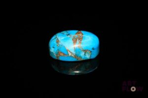 Turquoise «copper» cabochon ovale. Traitée. 7.78 cts. 14.0mm x 10.0mm