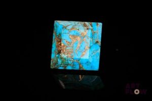 Turquoise «copper» carrée à pans vifs. Traitée. 7.34 cts. 12.0mm x 12.0mm