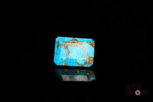 Turquoise «Copper» rectangulaire à pans coupés. Jolie couleur. 6.39 cts. 14.0mm x 10.0mm