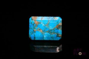 Turquoise «copper» rectangulaire à pans coupés. Traitée. 7.15 cts. 14.0mm x 10.0mm