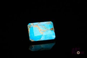 Turquoise «copper» rectangulaire à pans coupés. Traitée. 7.38 cts. 14.0mm x 10.0mm