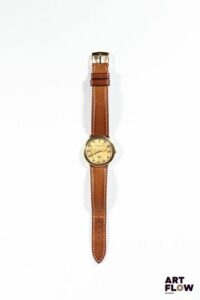 VACHERON CONSTANTIN Montre bracelet homme en or jaune 750/°°, à mouvement mécanique à remontage manuel, le boîtier rond à cadran à fond doré, index bâton, indication des secondes à 6h, lunette de type disco volante, le bracelet en cuir brun. Années cira 1950 Diamètre 33mm Longueur du bracelet : 19 cm env. Référence 6802 Poids brut : 30,97 gr Fondée en 1755 à Genève, Vacheron Constantin est la plus ancienne manufacture horlogère toujours en activité, symbole d’excellence et de tradition. Elle incarne depuis plus de deux siècles le sommet de la haute horlogerie suisse. Bon état général (accident sur le cadran) Fournie avec l'écrin de révision Fonctionnelle au moment de la rédaction du catalogue, mécanisme non garanti.