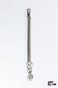 VERSACE Chaine porte clé avec charm pouvant former un bracelet en métal argenté Signé Longueur : 23,5 cm environ Bon état général