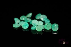Vingt émeraudes rondes. Probablement Brésil, non chauffée. 5.23 cts. Diam. moy.: 4.2mm