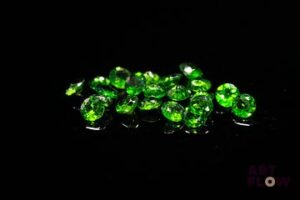 Vingt et un diopsides chromées rondes. Non chauffée. 3.68 cts. Diam. moy.: 3.6mm