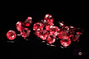 Vingt grenats rhodolites ronds. Jolie couleur. 8.04 cts. Diam. moy.: 4.5mm