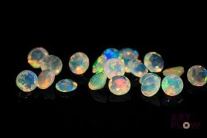 Vingt opales facettées blanches rondes. Beaux éclats de couleur. 3.32 cts. Diam. moy.: 4.1mm