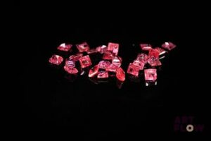 Vingt rubis carrés à pans vifs. 1.95 ct. Dims. moy.: 2.0mm x 2.0mm