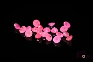 Vingt rubis ronds. 3.75 cts. Diam. moy.: 3.0mm