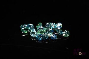 Vingt saphirs bleus verts ovales. 4.58 cts. Dims. moy.: 4.0mm x 3.0mm