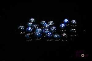 Vingt saphirs cabochons ronds. 3.70 cts. Diam. moy.: 3.0mm