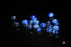 Vingt saphirs cabochons ronds. 6.10 cts. Diam. moy.: 4.0mm