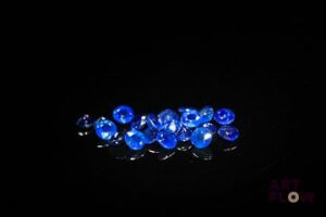 Vingt saphirs ronds. 3.06 cts. Diam. moy.: 3.1mm