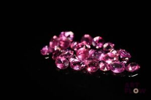 Vingt-sept grenats rhodolites ovales. 5.86 cts. Dims. moy.: 4.0mm x 3.0mm