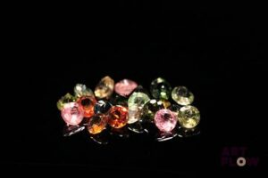 Vingt tourmalines multicolores rondes. Non chauffée. 4.30 cts. Diam. moy.: 3.6mm