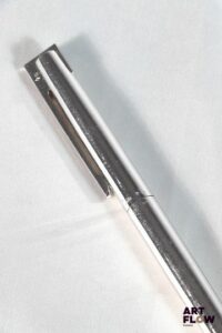 WATERMAN Stylo plume en argent, mine en or 750/°° Longueur : 14 cm Bon état général malgré quelques légers défauts (usures d'usage)