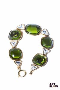 YVES SAINT LAURENT, attribué à Bracelet en métal doré orné à verre teinté vert et strass triangulaires. L. 20 cm Provenance : collection de la famille d'un ami et collaborateur de Robert Goossens.