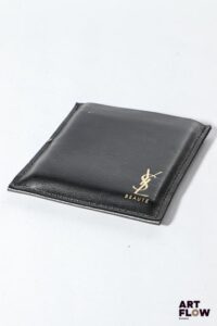 Yves Saint Laurent beauty miroir Dimensions : 7 x 7 cm Dans son étui en cuir d'origine
