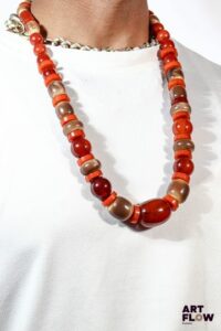 Yves Saint Laurent Collier de perles en résine Le fermoir marqué "YSL" Longueur : 74,5 cm
