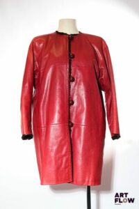 YVES SAINT LAURENT Fourrures Manteau court en cuir d'agneau rouge et intérieur en fourrure naturelle Taille présumée S/M Usures d'usage, tâches et traces