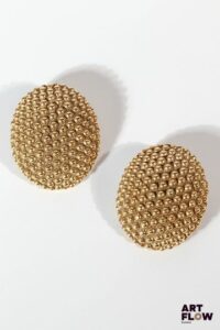 YVES SAINT LAURENT Paire de boucles d'oreilles en métal doré grainé Signées. Dim. 4,5 x 3,5 cm
