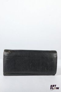 YVES SAINT LAURENT Porte feuille en cuir noir. Dimensions : 9 x 19 cm