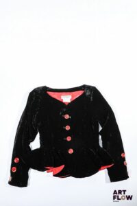 YVES SAINT LAURENT Rive Gauche Circa 1990 Veste en velours noir. Boutons bijoux en métal doré et résine rouge. Taille 36