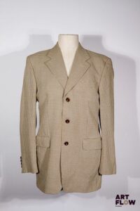 YVES SAINT LAURENT Veste d'homme en laine à motif pied de poule de couleur beige. Col cranté, poches et boutonnée sur le devant. Taille 46. Bon état général malgré quelques très légers défauts.