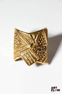 YVES SAINT LAURENT x Goossens Bracelet ou manchette en métal doré de forme asymétrique. Probablement années 1990; L. interne : 5,8 cm env. H. 6,5 cm Provenance : collection de la famille d'un ami et collaborateur de Robert Goossens.