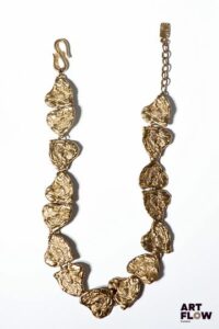 YVES SAINT LAURENT x Goossens Collier en métal doré à ornementation de coeurs stylisés. Légères usures et dédorure. L. 50 cm Provenance : collection de la famille d'un ami et collaborateur de Robert Goossens.