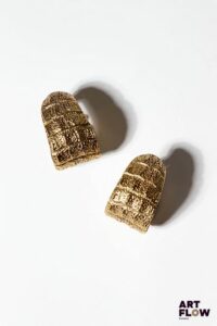 YVES SAINT LAURENT x Goossens Paire de clips d'oreille en métal doré à motif peau de crocodile. Env. 5 x 3 cm Provenance : collection de la famille d'un ami et collaborateur de Robert Goossens.