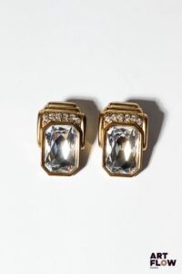 YVES SAINT LAURENT x Goossens Paire de clips d'oreilles en métal doré à décor de brillants et imitation de pierreries. 4,5 x 3 cm Provenance : collection de la famille d'un ami et collaborateur de Robert Goossens.