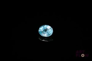 Zircon naturel bleu ovale. Inclusions, givres. 1.21 ct. 6.5mm x 5.5mm