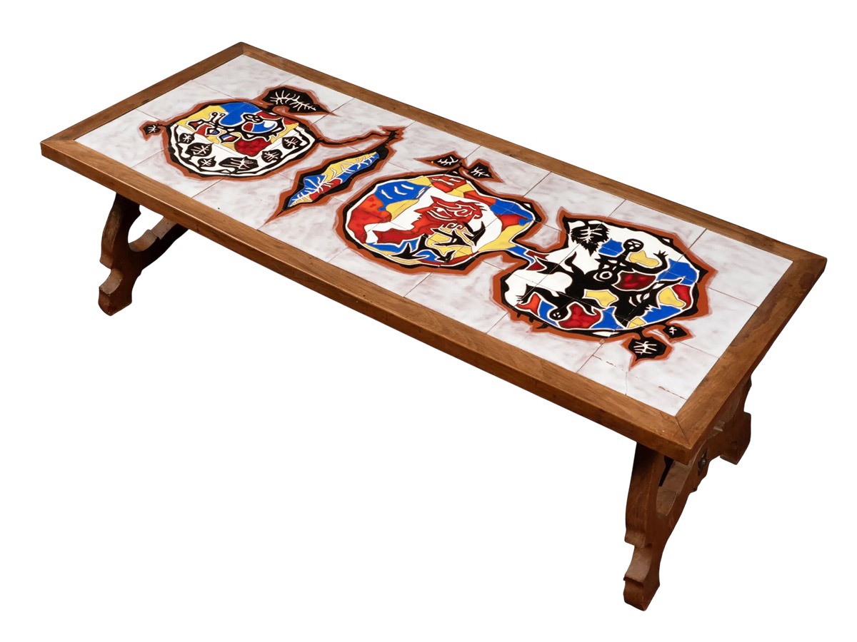 Jean Lurçat et Atelier Sant Vicens, table basse en céramique émaillée et bois de noyer