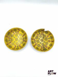 Chine, époque Guangxu, Paire d’assiettes en porcelaine jaune, à décor de motifs de longévité, chauves souris et svastikas. Marque Guangxu au revers. Importants accidents aux deux, et restaurations Diamètre : 14,5 cm Expertise : Cabinet Ansas Papillon & de Léry
