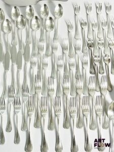 CHRISTOFLE Modèle Perles Partie de ménagère en métal argenté comprenant environ 114 pièces : - 12 couverts (12 fourchettes et 12 cuillères) - 12 couteaux - 10 fourchettes et 9 cuillères à entremet - 12 couteaux à entremets - 8 couverts à poisson - 8 fourchettes à huître - 8 fourchettes à dessert - 7 petites cuillères - 7 couverts de service - 1 couteau à fromages On y joint un lot de couverts Christofle rapportés d'un modèle différent