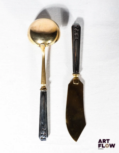 Couverts de service à décor de style Art Deco. Argent fourré et vermeil. Poinçon Minerve 1er titre, poinçon d'orfèvre Ernest Prost Insculpé le 23 août 1923 et biffé le 2 février 1963, 7 rue de Réaumur, Paris. Poids total 234,48 g Bon état général malgré quelques légers défauts (oxydations)