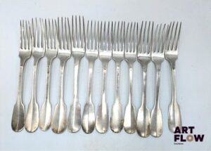 Ensemble de couverts en argent. Chiffrés Poids : 1600 g