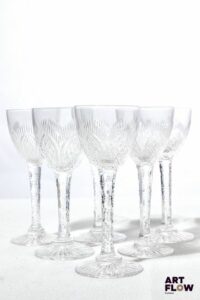 Ensemble de six verres à liqueur en cristal à décor gravé. H. 10 cm D. 4. cm Bon état général malgré quelques très légers défauts (bulles, rayures d'usage)