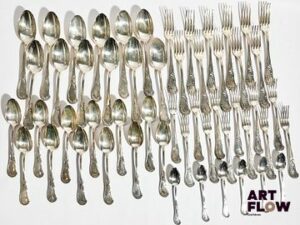 Henri SOUFFLOT (actif entre 1884 et 1910) Ménagère en argent de style rocaille, à décor de rinceaux et feuilles d'acanthe comprenant : 11 fourchettes, 12 cuillères, 12 couverts à entremet (12 fourchettes et 12 cuillères) 6 petites cuillères On y joint 12 couteaux à entremet et 11 couteaux (+1 d'un modèle différent) en argent fourré, de style similaire, le manche monogrammé, lame inox. Poids brut : 3226 g pour les fourchettes et cuillères uniquement 3364 gr avec couteaux