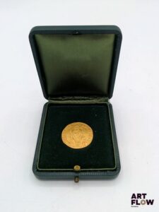 ITALIE Médaille or dite "Ambrogino d'oro" à l'avers, le revers représente St Gervais et St Protai. Éditée par la ville de Milan au XXe siècle. Or 18 k (750/1000) Poids : 4,88 g