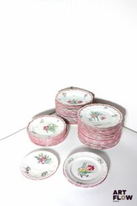 Keller & Guérin, Lunéville Partie de service en faïence émaillée polychrome à décor floral, comprenant : 48 assiettes plates 19 assiettes creuses 10 assiettes à dessert On y joint, d'un modèle similaire Trois soucoupes, deux pots à lait et une salière (accidents, ébréchures)