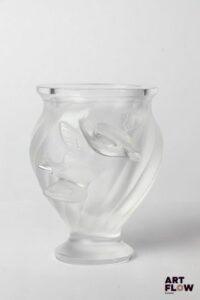 LALIQUE France Modèle Rosine Vase en cristal pressé moulé satiné à décor d'oiseaux Signé sous la base Hauteur : 13 cm
