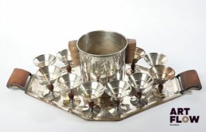 Partie de service à champagne art déco en métal argenté et bois fruitier Comprenant un plateau, un sceau à champagne et douze coupes Dimensions : 45 x 82 cm pour le plateau